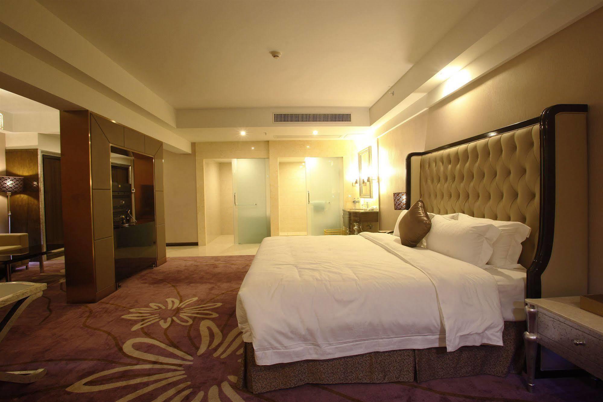 Clayton Hotel-Near Pazhou Exhibition Center Гуанчжоу Экстерьер фото